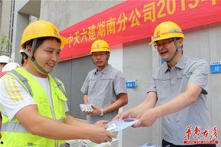 工地人吃瓜视频,揭秘工地生活趣味瞬间  第2张