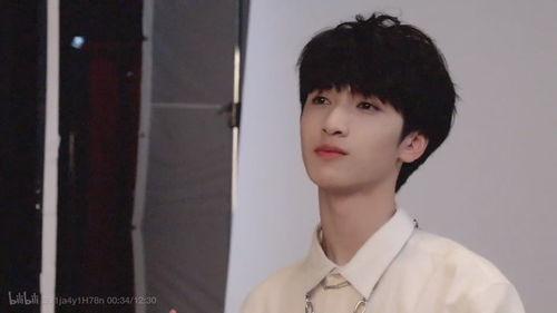 贺峻霖吃瓜现场,揭秘娱乐圈幕后真相  第2张