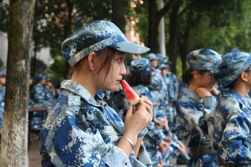 军训吃瓜少年,揭秘军营里的青春故事