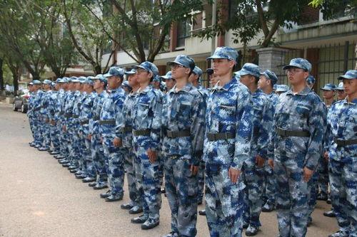 军训吃瓜少年,揭秘军营里的青春故事  第2张