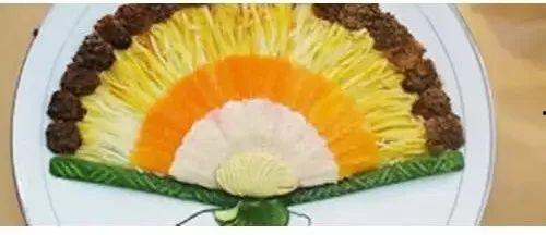 吃瓜看戏摇扇子图片,吃瓜看戏摇扇子的悠闲时光  第2张