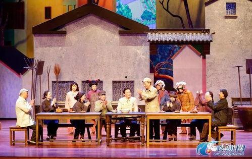 吃瓜看戏摇扇子图片,吃瓜看戏摇扇子的悠闲时光  第3张