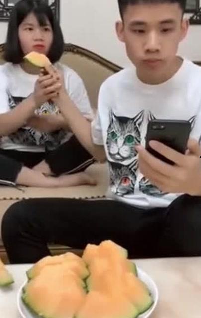 妈妈吃瓜姐姐弟弟,一家人的温馨日常  第2张