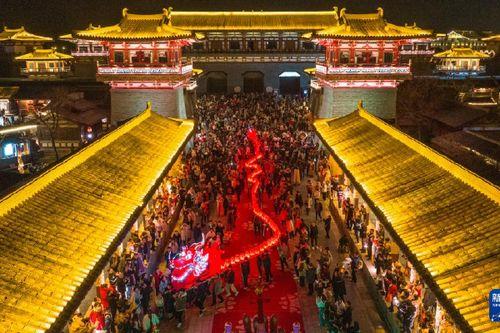 朝阳广场吃瓜群众,吃瓜群众的热闹现场  第3张