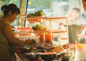 八一广场吃瓜,热闹非凡的吃瓜现场，揭秘夏日街头风情  第2张