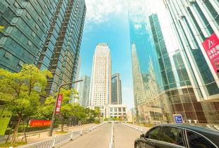 八一广场吃瓜,热闹非凡的吃瓜现场，揭秘夏日街头风情  第3张