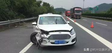 开车撞上护栏吃瓜,开车撞护栏，吃瓜群众见证惊险一幕  第2张