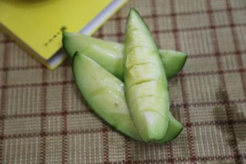 巴西女孩吃瓜,瓜果飘香中的悠闲时光  第2张