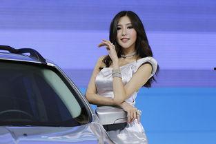 成都车展模特吃瓜  第2张