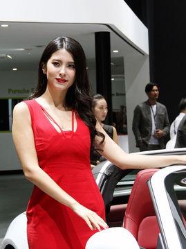 成都车展模特吃瓜  第3张