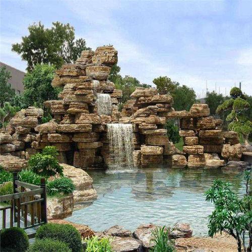 公园假山吃瓜,公园假山下的夏日吃瓜时光