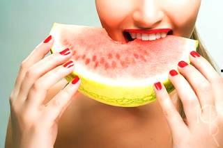 奇葩指甲带你吃瓜,跟随奇葩指甲探寻美食之旅  第2张