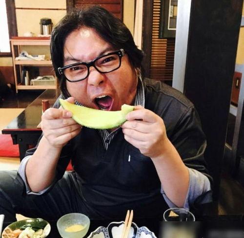 残疾人吃瓜,吃瓜盛宴温情满满  第2张