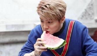 热心网友边吃瓜,网友热议背后的社会现象