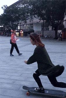 直播滑板女孩吃瓜,趣味横生瞬间走红网络  第2张