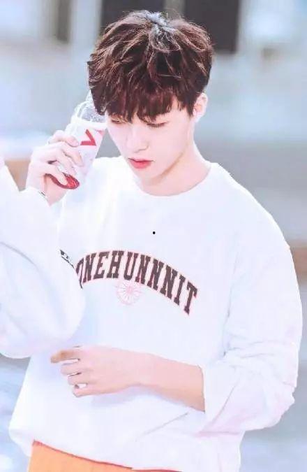 陈立农吃瓜照片