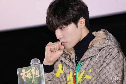 陈立农吃瓜照片  第3张