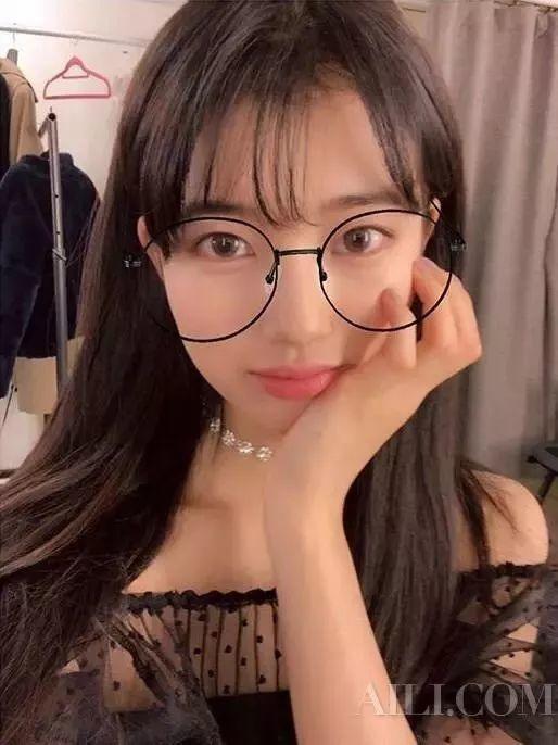 眼镜妹宿舍吃瓜