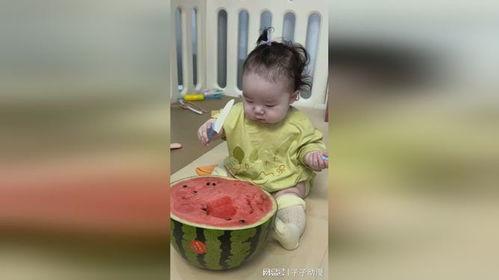 宝宝自己吃瓜,瓜果乐趣无限
