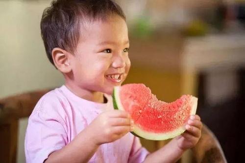 宝宝自己吃瓜,瓜果乐趣无限  第3张