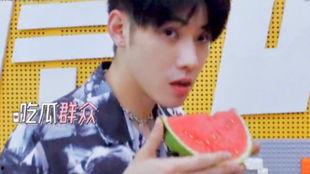 看帅哥吃瓜视频,看帅哥吃瓜，解锁夏日清凉新姿势