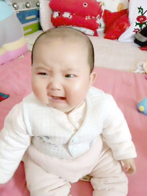 熊孩子吃瓜哭了,意外引发泪水涟涟  第2张