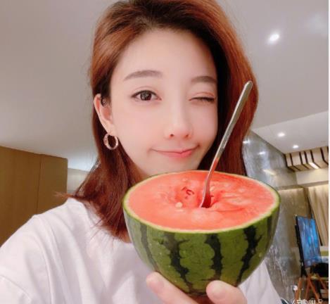 粉丝拥抱吃瓜,一场明星与粉丝的甜蜜互动  第2张