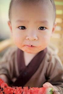 小孩吃瓜的图片,小宝贝欢乐吃瓜瞬间