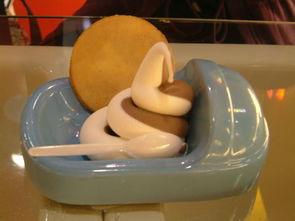 坐在马桶上吃瓜