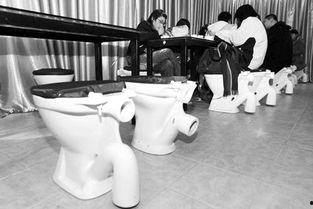 坐在马桶上吃瓜  第2张