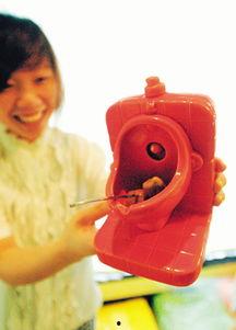 坐在马桶上吃瓜  第3张